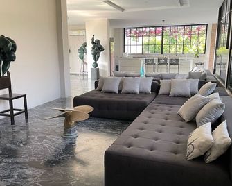 Luxurious 5-bedroom villa with fitness room, WiFi in charming Cartagena - Cartagena - Stue