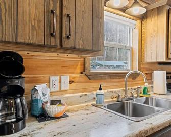 Riverfront, Hiking, Fishing, Food | 5 min to Sylva - Sylva - Kitchen
