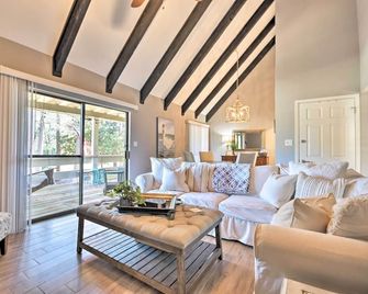 Resort Condo: Golf & Pond View, Walk to Beach - Miramar Beach - Olohuone