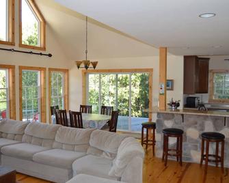 Beautiful Home With Water Views In Peaceful Gills Rock - Ellison Bay - Sala de estar