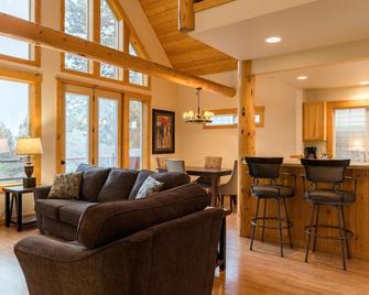 Running Y Ranch Vacation Home Rentals - Klamath Falls - Living room