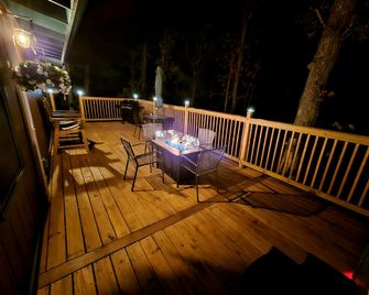 Rustic Cabin with Private Hot Tub & Fire Table in Murray, Kentucky - Murray - Balkón