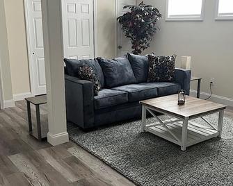 Cozy 4-bedroom house with AC and WiFi in Centereach, New York. - Centereach - Living room