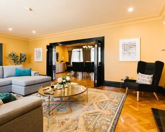 Spacious Retreat: Enjoy the Beach & City - 락클리스 - 거실