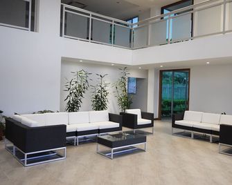 Luganvilla Business Hotel And Restaurant - Luganville - Lobby