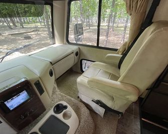 2015 Thor ACE Motorhome right off Pig Trail with views of White rock. - Ozark - Obývací pokoj