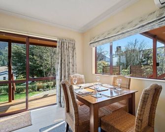 Korimako Ridge - Lake Hawea Holiday Home - Lake Hawea - Dining room