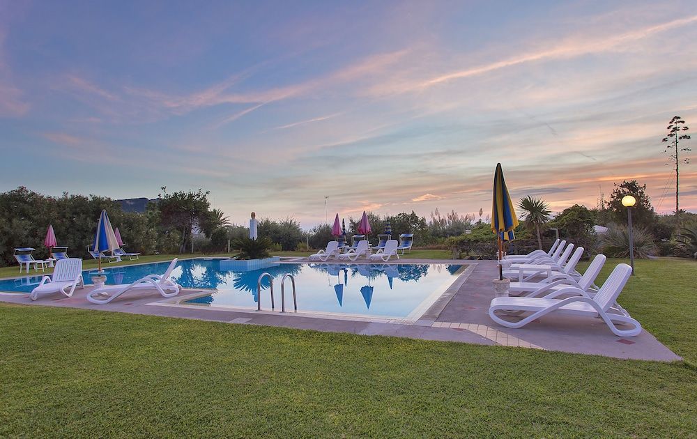 هوتل بليول إسكيا - فوريو - حوض السباحة