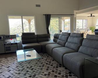 Awesome view, 3-bedroom house in Canyon Lake with great amenities and WiFi - Canyon Lake - Sala de estar