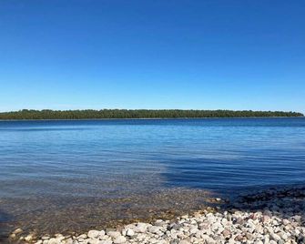 Drummond Island Hotel & Vacation Homes - Loons Lagoon - Drummond - Playa