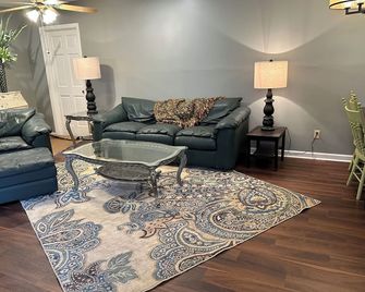 Barn Dominium-house located Columbus/Tryon Minutes from Tryon Equestrian Center - Tryon - Living room