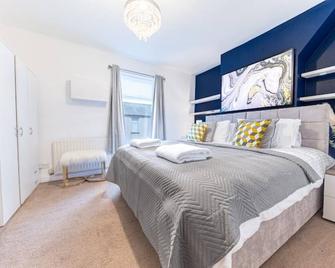 King Bed Comfy City House - Barrow-in-Furness - Bedroom