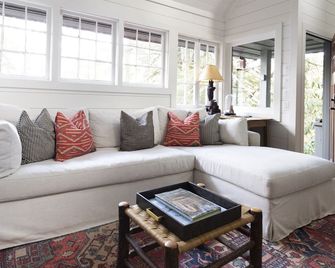 Artist's Studio In The Treetops, Walkable, Canoes - Highlands - Living room