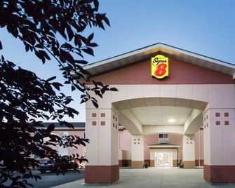 Super 8 by Wyndham Iola KS - Iola - Building