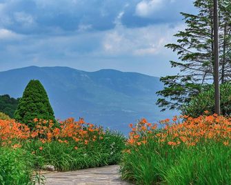 Switzerland Inn - Spruce Pine - Outdoors view