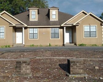 2-bedroom house in wonderful Demopolis with cool AC - Demopolis - Gebouw