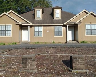 2-bedroom house in wonderful Demopolis with cool AC - Demopolis - Gebouw