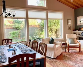 Modern Cottage-Style House Close to all Amenities and the Ocean in Sidney BC. - Sidney - Dining room