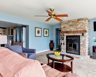 Deck + Fire Pit: Waterfront Lake Michigan Escape - Algoma - Huiskamer
