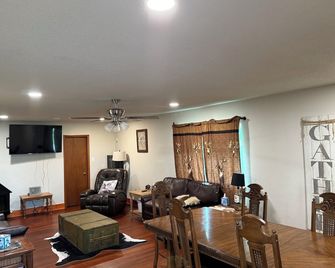 Charming 4-bedroom farmhouse built in 1936. Has WiFi and AC in Enid! - Enid - Stue