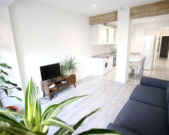Refurbished Central Apartment, Garage And Wifi. - Logroño - Living room