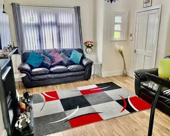 Modern, spacious and comfortable 3 bedroom home. - Manchester - Living room