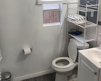Tropical Sky Ranch Motel - Clearwater Beach - Bathroom