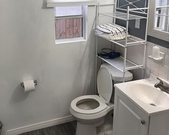 Tropical Sky Ranch Motel - Clearwater Beach - חדר רחצה