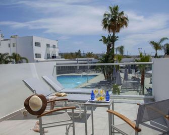 Limanaki Beach Hotel & Suites - איה נאפה - מרפסת