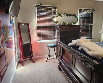 Peaceful Castle themed home with 3 water fountains great place to relax - Kernersville - Habitación