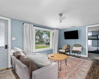Bright and Spacious 3 Bdr in Silvis - Silvis - Living room