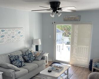 Stone Harbor NJ rental with pool - Stone Harbor - Living room