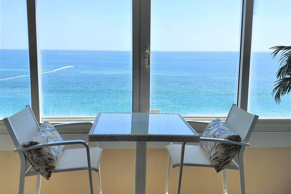 One Bedroom On The Beach With An Awesome Ocean View - פורט לודרדייל - מרפסת
