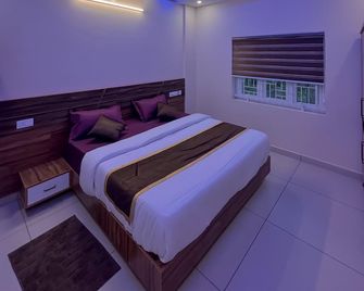 Azay Luxurious Apartment - Kalpetta - Bedroom