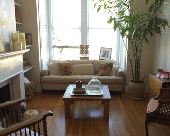 Centrally Located Historic Flat in San Francisco - San Francisco - Stue