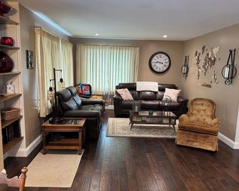 Cozy 2-bedroom house in charming Lewistown with WiFi - Lewistown