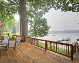Lakefront Sister Lakes Vacation Rental with Dock! - Dowagiac - Balcony