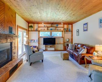 Hart Haven with Cozy Fireplace, Deck and Grill! - Hart - Sala de estar