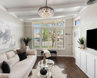 Gorgeous South Redlands, CA 3 bed 2 bath Midcentury Modern! - Redlands - Living room