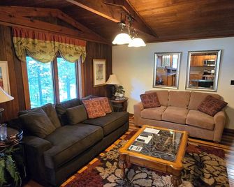 Waterfront Lake Life - Log Cabin on Boone Lake - Piney Flats - Living room