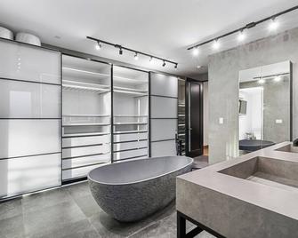 NEW Luxury Concrete Home Just Minutes from the Beach - Long Beach - Baño
