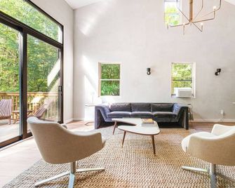 Modern Upstate Gem Surrounded by Trees with Hot Tub - 2.5 BD, 2 BH - Wallkill - Wohnzimmer