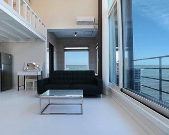 Gangnung Ss Pension - Gangneung - Living room