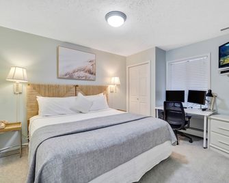 Pointes North Inn 207 | Updated | Downtown Charlevoix | Indoor/Outdoor Pool - Charlevoix - Slaapkamer