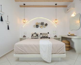 Birikos Hotel & Suites - Agios Prokopios - Makuuhuone