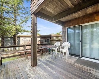 Charming Beach Cabin - 1 Min Walk To Beach. Pet Friendly. Hot Tub - Pacific City - Balcony