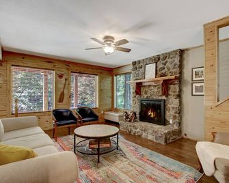 Hideaway Lodge in the National Forest, 5m from Lake Ouachita - Mount Ida - Living room