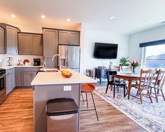 Cozy New Townhome in South Salem with King Beds, Game Room, Vintage Vibes - Salem - Küche