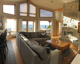 Beautiful 3-Bedroom Seaside Cottage - Located on scenic Freeman Beach - Point Roberts - Living room
