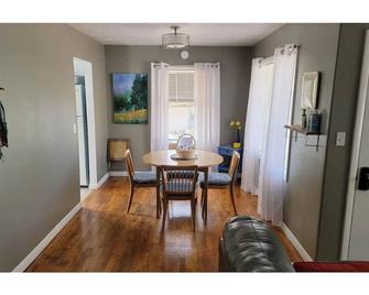 Heavenly Bungalow, Entire Home! - Roseburg - Dining room